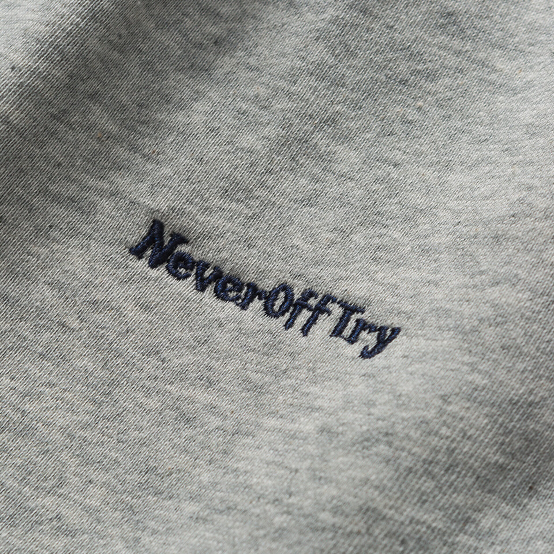 Штани "Never Off Try": прямий крій, еластичний пояс зі шнурком, лампаси. Бічні, задні та кишені на блискавці для зручного зберігання. Зносостійка тканина для довговічності.