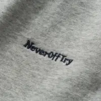 Штани "Never Off Try": прямий крій, еластичний пояс зі шнурком, лампаси. Бічні, задні та кишені на блискавці для зручного зберігання. Зносостійка тканина для довговічності.