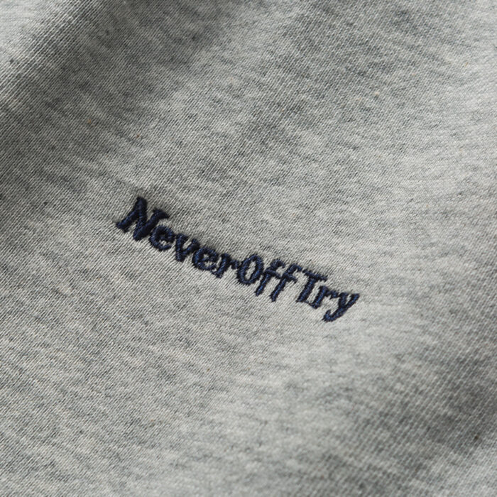 Штани "Never Off Try": прямий крій, еластичний пояс зі шнурком, лампаси. Бічні, задні та кишені на блискавці для зручного зберігання. Зносостійка тканина для довговічності.