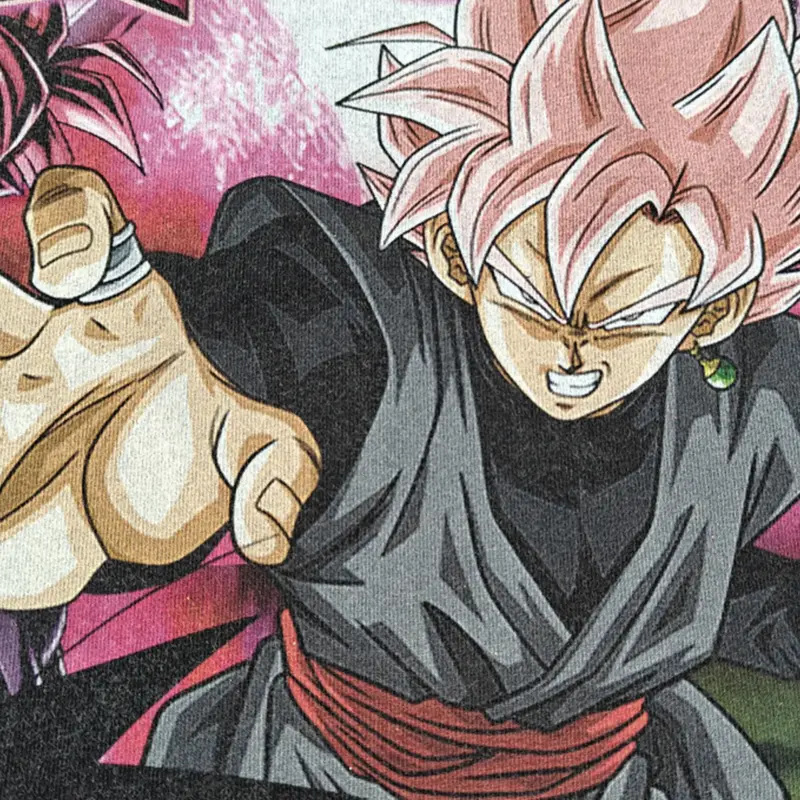 Футболка «Dragon Ball» виготовлена з високоякісної бавовни, що забезпечує комфорт та приємне відчуття на тілі. Вільний крій дозволяє вільно рухатися, а круглий комір забезпечує зручність під час носіння. Дизайн футболки однотонний з оригінальним принтом, який відображає мотиви з улюбленого всіма «Dragon Ball».