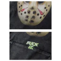 Темне худі «Friday the 13th» з великим принтом маски Джейсона Вурхіза та великою передньою кишенею.