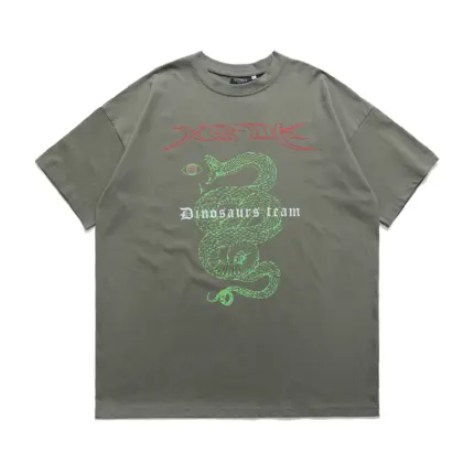 Футболка «Dinosaurs Team» з принтом змії та текстом на чорному фоні.
