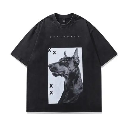 Футболка «DOBERMANN X» чорного кольору з принтом добермана, виготовлена з 100% бавовни, вільний крій, оверсайз.
