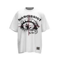 Сучасна футболка з оригінальним принтом «NARCISSIST», доступна у чорному та білому кольорах. Вільна посадка, короткі рукави та помірна еластичність забезпечують комфорт і стиль у будь-яких умовах.