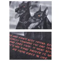 Лонгслів «DOGS» з принтом двох доберманів, виконаний із 100% бавовни, у чорному кольорі.