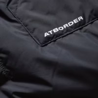 Зимовий анорак «ATBORDER», чорного кольору, водонепроникний, з капюшоном, витримує температуру до -20 °C.