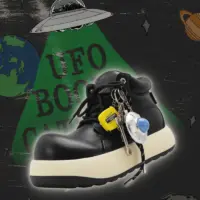 Чорні шкіряні черевики серії «UFO» з товстою підошвою та декоративними елементами у футуристичному стилі.