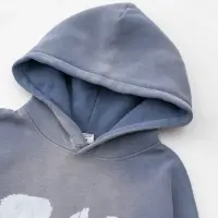 Худі «99» із капюшоном і принтом на грудях, виконане зі 100% бавовни. Доступне у синьому, винному та чорному кольорах.