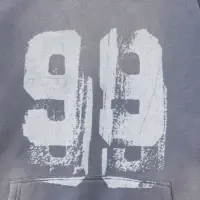Худі «99» із капюшоном і принтом на грудях, виконане зі 100% бавовни. Доступне у синьому, винному та чорному кольорах.