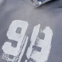 Худі «99» із капюшоном і принтом на грудях, виконане зі 100% бавовни. Доступне у синьому, винному та чорному кольорах.