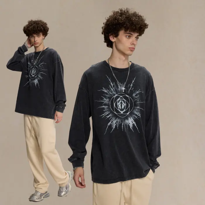 Лонгслів «Soul Energy» з графічним дизайном поєднує комфорт, якість та стиль. Чорний базовий відтінок і символічний принт роблять його універсальним елементом гардеробу для будь-якої ситуації.