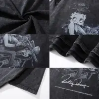 Чорна футболка з принтом Betty Boop на мотоциклі, виконана у вільному стилі, виготовлена зі 100% бавовни.