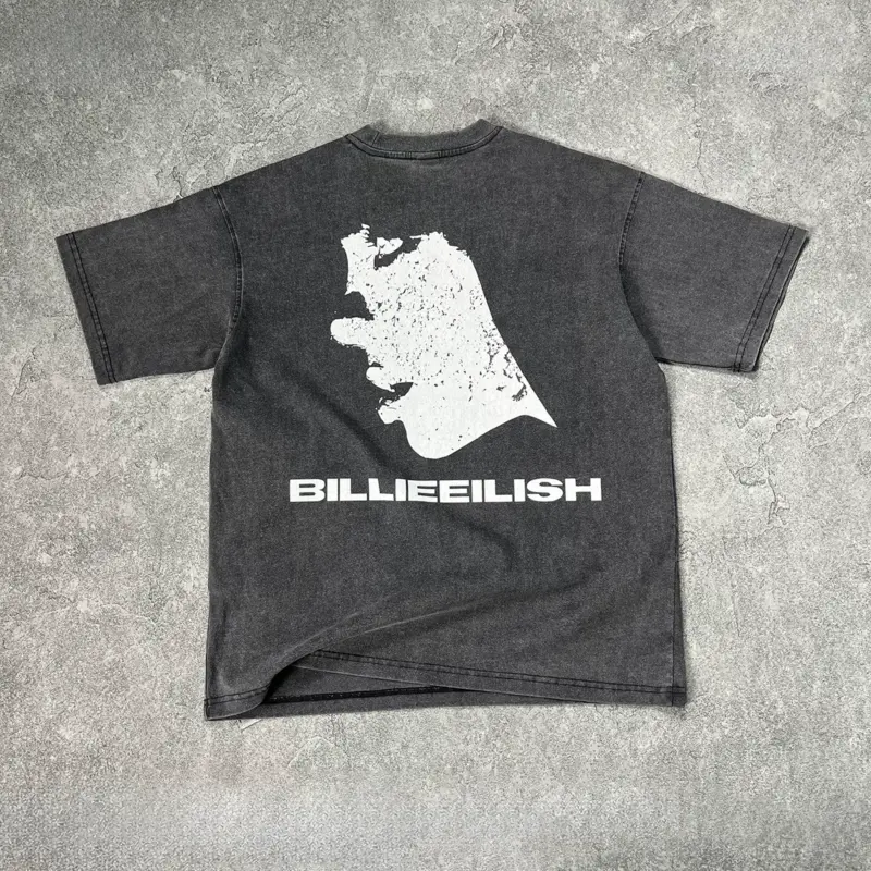 Чорна футболка oversize із принтом Billie Eilish і графічними елементами.