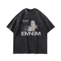 Чорна oversize-футболка з ефектом зістареної тканини. На передній частині розміщене фото Eminem, де він показує середній палець, під зображенням напис "EMINEM" білими літерами.