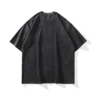Чорна oversize-футболка з ефектом зістареної тканини. На передній частині розміщене фото Eminem, де він показує середній палець, під зображенням напис "EMINEM" білими літерами.