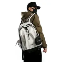 Місткий рюкзак «Maegayn» із мінімалістичним дизайном. Оснащений великим основним відділенням, додатковими кишенями, знімною сумкою, ергономічними лямками та карабіном. Декорований стильним брелоком.