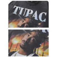 Чорний оверсайз лонгслів з принтом Tupac Shakur на фоні заходу сонця, розкладений на білому тлі.