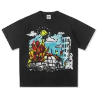 Футболка Burn & Smile з яскравим стріт-арт принтом палаючого авто на фоні міста і усміхненого сонця, oversize крій, 100% бавовна щільністю 300 г/м², у чотирьох кольорах: білий, чорний, vintage чорний, бежевий.