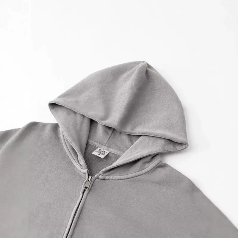Zip-худі «Iron Pulse» з 100% щільної бавовни, у темних відтінках, з капюшоном і блискавкою по всій довжині.